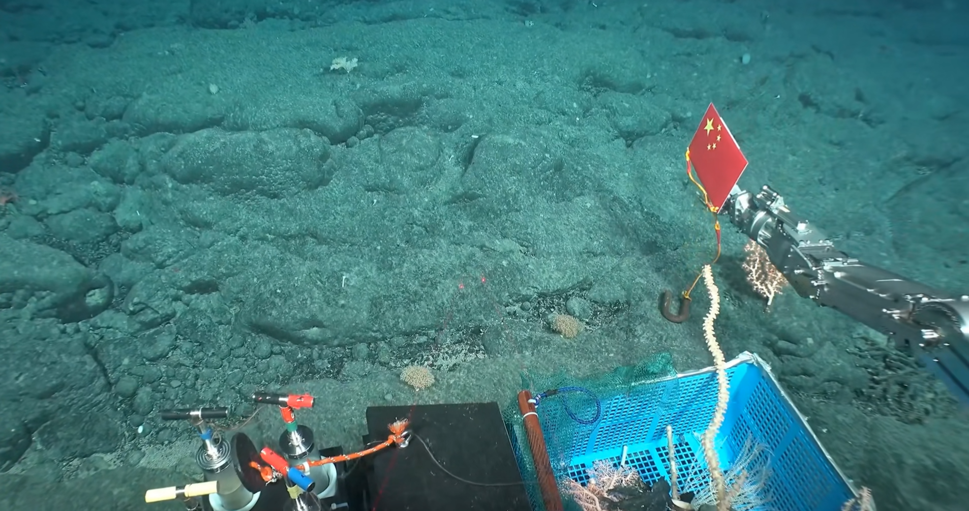 机械臂搭载“深海勇士”载人潜器深入海洋作业