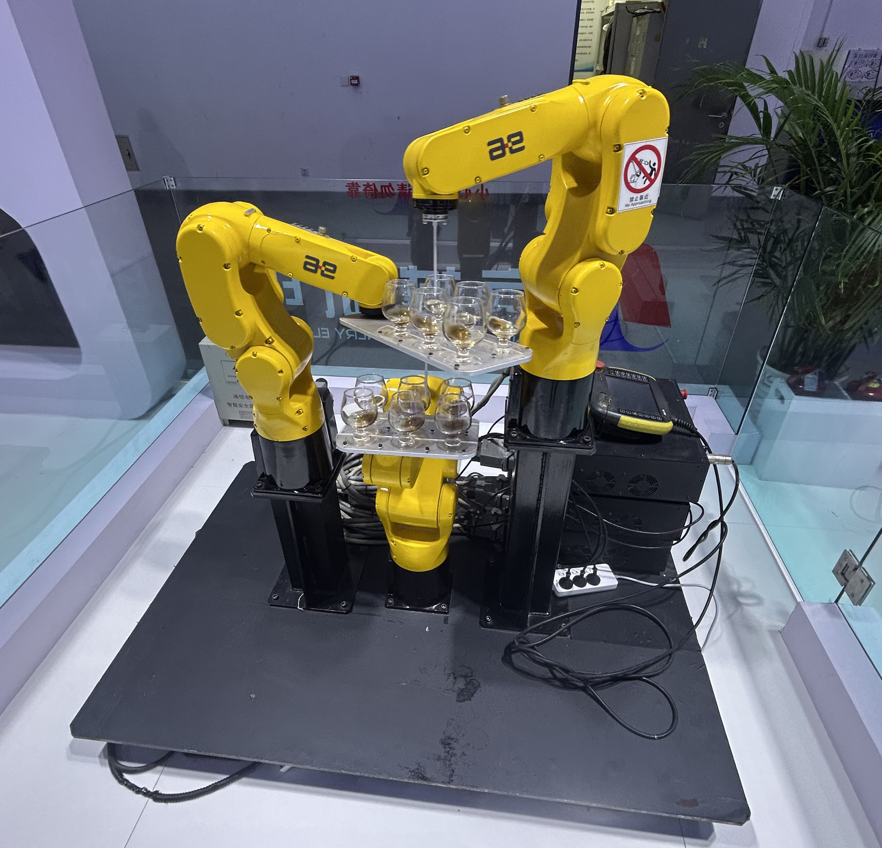 多机联动绕酒杯